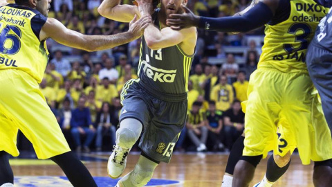 El base del Real Madrid Sergio Rodríguez lucha por el balón con Kostas Sloukas y Bobby Dixon. / EFE El base del Real Madrid Sergio Rodríguez lucha por el balón con Kostas Sloukas y Bobby Dixon. / EFE