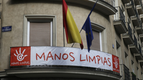 Sede del sindicato Manos Límpias donde la Unidad de Delincuencia Económica y Fiscal realiza un registro esta mañana. La UDEF de la Policía investiga a Manos Limpias y a Ausbanc por un posible delito de extorsión a bancos y empresas. EFE/Áng Sede del sindicato Manos Límpias donde la Unidad de Delincuencia Económica y Fiscal realiza un registro esta mañana. La UDEF de la Policía investiga a Manos Limpias y a Ausbanc por un posible delito de extorsión a bancos y empresas. EFE/Áng