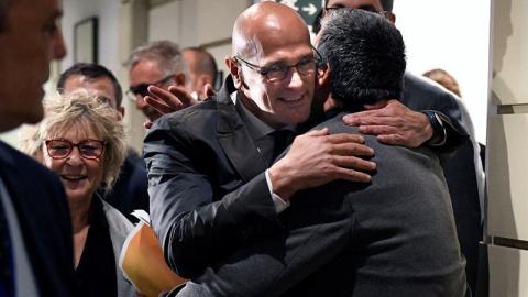 Raül Romeva se abraza con sus compañeros durante su paso por el Senado. - EFE