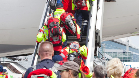 Los voluntarios con el ISAR Alemania ( Búsqueda y Rescate Internacional) a bordo de un A380 de Lufthansa Airbus para un vuelo a Nueva Delhi (India) en el aeropuerto de Fráncfort del Meno (Alemania)./ EFE / EPA / CHRISTOPH SCHMIDT Los voluntarios con el ISAR Alemania ( Búsqueda y Rescate Internacional) a bordo de un A380 de Lufthansa Airbus para un vuelo a Nueva Delhi (India) en el aeropuerto de Fráncfort del Meno (Alemania)./ EFE / EPA / CHRISTOPH SCHMIDT