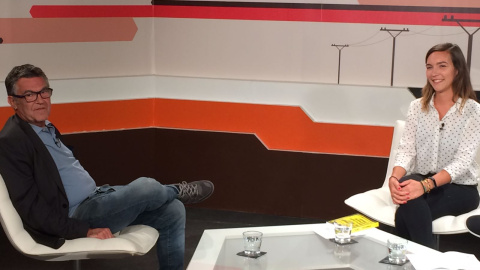 La periodista Esperanza Escribano entrevista a Jaume Grau al programa 'La Klau' de Públic TV.