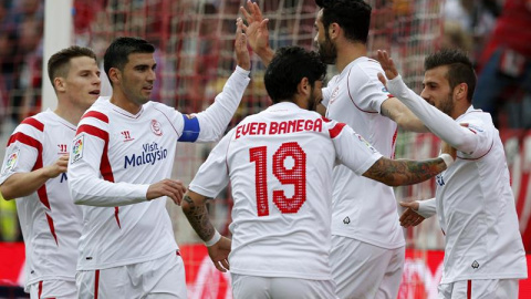 Los jugadores del Sevilla celebran uno de los goles al Rayo. EFE/Julio Muñoz Los jugadores del Sevilla celebran uno de los goles al Rayo. EFE/Julio Muñoz
