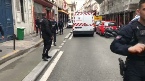 Un hombre toma a dos rehenes en ParÃ­s
