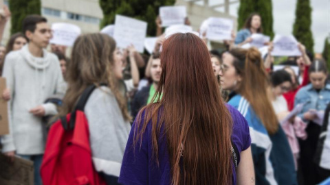 08/06/2018.- Estudiantes de Bachillerato se manifiestan frente a la Facultad de Filosofía y Letras del Campus de Cáceres después de que la Universidad de Extremadura (UEx) haya decidido repetir varios exámenes de la Evaluación para el Acces 08/06/2018.- Estudiantes de Bachillerato se manifiestan frente a la Facultad de Filosofía y Letras del Campus de Cáceres después de que la Universidad de Extremadura (UEx) haya decidido repetir varios exámenes de la Evaluación para el Acces