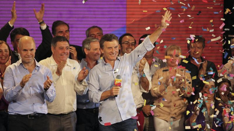 El alcalde de Buenos Aires, Mauricio Macri (c), festeja junto Horacio Rodríguez Larreta (i) los resultados electorales. /EFE El alcalde de Buenos Aires, Mauricio Macri (c), festeja junto Horacio Rodríguez Larreta (i) los resultados electorales. /EFE