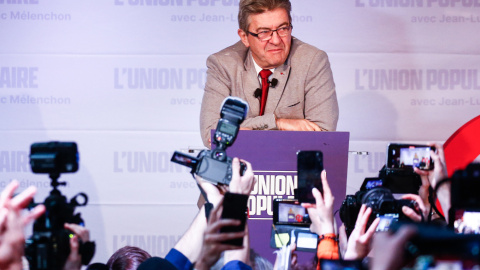 El candidato presidencial del partido La France Insoumise (LFI), Jean-Luc Melenchon (C), pronuncia un discurso después de los resultados de la primera vuelta de las elecciones presidenciales francesas en París, Francia, el 10 de abril de 20 El candidato presidencial del partido La France Insoumise (LFI), Jean-Luc Melenchon (C), pronuncia un discurso después de los resultados de la primera vuelta de las elecciones presidenciales francesas en París, Francia, el 10 de abril de 20