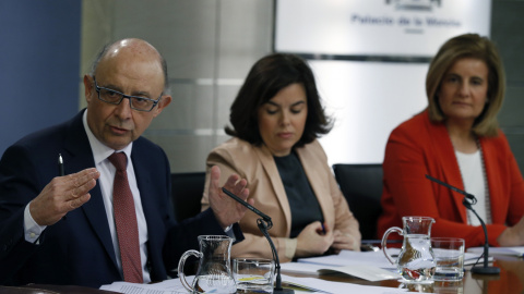 La vicepresidenta del Gobierno, Soraya Saenz de Santamaría (c), acompañada por los ministros de Hacienda y de Empleo, Cristóbal Montoro y Fátima Báñez, respectivamente, durante la rueda de prensa posterior a la reunión del Consejo de Minist La vicepresidenta del Gobierno, Soraya Saenz de Santamaría (c), acompañada por los ministros de Hacienda y de Empleo, Cristóbal Montoro y Fátima Báñez, respectivamente, durante la rueda de prensa posterior a la reunión del Consejo de Minist