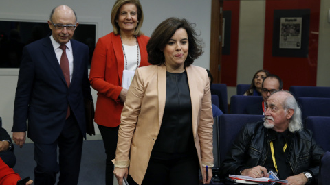 La vicepresidenta del Gobierno, Soraya Saenz de Santamaría, acompañada por los ministros de Hacienda y de Empleo, Cristóbal Montoro y Fátima Báñez, respectivamente, a su llegada a la rueda de prensa posterior a la reunión del Consejo de Min La vicepresidenta del Gobierno, Soraya Saenz de Santamaría, acompañada por los ministros de Hacienda y de Empleo, Cristóbal Montoro y Fátima Báñez, respectivamente, a su llegada a la rueda de prensa posterior a la reunión del Consejo de Min