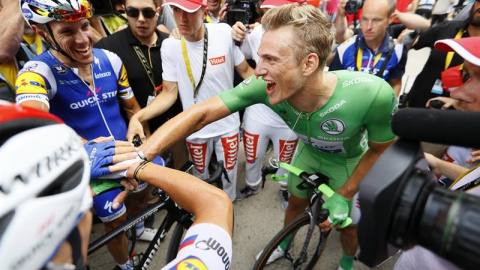 El ciclista alemán Marcel Kittel (C) del Quick Step Floors celebra su victoria tras la 11ª etapa del Tour de Francia entre las localidades de Eymet y Pau. /EFE El ciclista alemán Marcel Kittel (C) del Quick Step Floors celebra su victoria tras la 11ª etapa del Tour de Francia entre las localidades de Eymet y Pau. /EFE