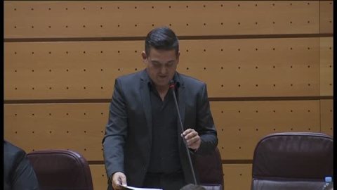 Un senador de Compromís le enseña a 'M. Rajoy' los 'papeles de Bárcenas' Un senador de Compromís le enseña a 'M. Rajoy' los 'papeles de Bárcenas'