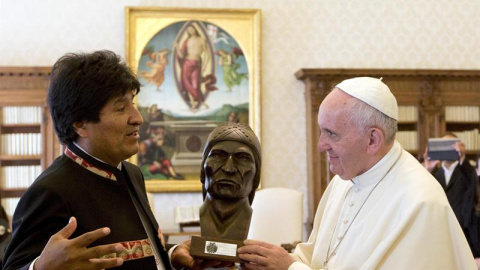 El presidente de Bolivia Evo Morales regala al Papa Francisco un busto del líder indígena Tupac Katari, durante una audiencia privada hoy, 15 de abril de 2016, en El Vaticano. EFE El presidente de Bolivia Evo Morales regala al Papa Francisco un busto del líder indígena Tupac Katari, durante una audiencia privada hoy, 15 de abril de 2016, en El Vaticano. EFE