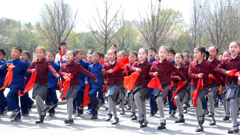 Niños bailan para conmemorar el aniversario del nacimiento del lider de Corea del Norte Kim Il Sung en Pyongyang. REUTERS