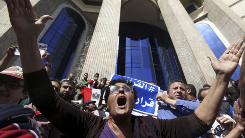 Activistas egipcios gritan consignas contra el presidente Abdel Fattah al-Sisi y su gobierno, durante una manifestación en frente del Sindicato de Prensa de El Cairo. REUTERS/Mohamed Abd El Ghany