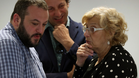 La alcaldesa de Madrid, Manuela Carmena, conversa con el concejal de Ahora Madrid, Guillermo Zapata, antes del inicio de la comisión municipal de Cultura y Deportes. EFE/Zipi La alcaldesa de Madrid, Manuela Carmena, conversa con el concejal de Ahora Madrid, Guillermo Zapata, antes del inicio de la comisión municipal de Cultura y Deportes. EFE/Zipi