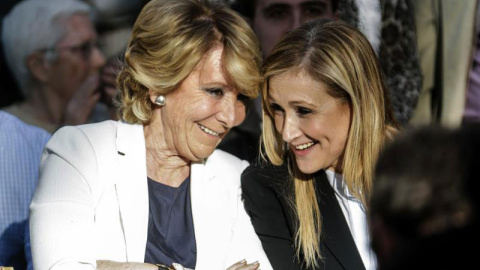 Aguirre y Cifuentes, en un acto de precampaña en el distrito madrileño de Villaverde. / EFE Aguirre y Cifuentes, en un acto de precampaña en el distrito madrileño de Villaverde. / EFE