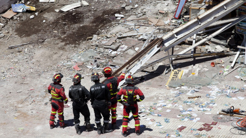 Los servicios de rescate continúan las labores de desescombro en el edificio derrumbado en Arona (Tenerife) en busca de las personas que aún no han sido localizadas tras el siniestro, en el que han muerto dos mujeres y cinco personas contin