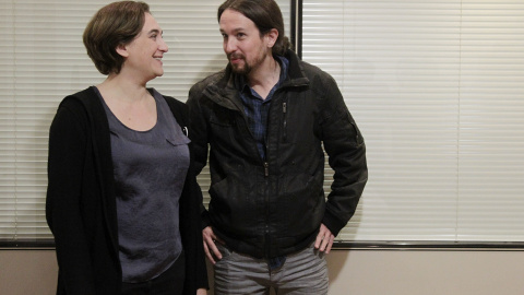 Ada Colau con Pablo Iglesias. EFE