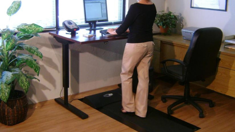 Puesto de trabajo con cinta para andar. /Treaddesk Puesto de trabajo con cinta para andar. /Treaddesk