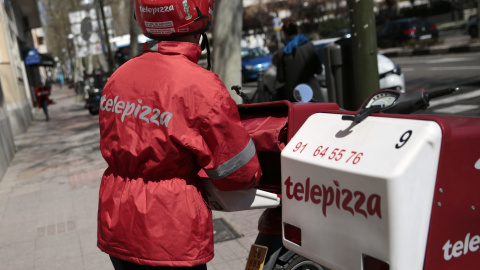 Un repartidor de Telepizza, en una tienda en Madrid. REUTERS/Andrea Comas Un repartidor de Telepizza, en una tienda en Madrid. REUTERS/Andrea Comas