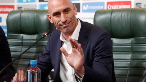 El presidente de la Federación Española de Fútbol, Luis Rubiales, posa durante la rueda de prensa en la que ha anunciado la destitución de Lopetegui. /EFE El presidente de la Federación Española de Fútbol, Luis Rubiales, posa durante la rueda de prensa en la que ha anunciado la destitución de Lopetegui. /EFE