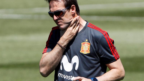 El seleccionador de España Julen Lopetegui durante el entrenamiento de ayer. /EFE El seleccionador de España Julen Lopetegui durante el entrenamiento de ayer. /EFE
