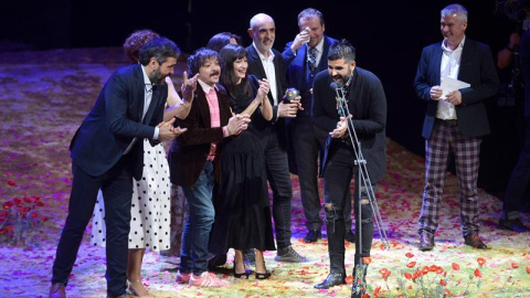 Integrantes de la compañía de Teatro de la Ciudad y Teatro de la Abadía, tras recibir el Premio Max 2019 al "Mejor espectáculo" por la obra "La Ternura". /EFE Integrantes de la compañía de Teatro de la Ciudad y Teatro de la Abadía, tras recibir el Premio Max 2019 al "Mejor espectáculo" por la obra "La Ternura". /EFE