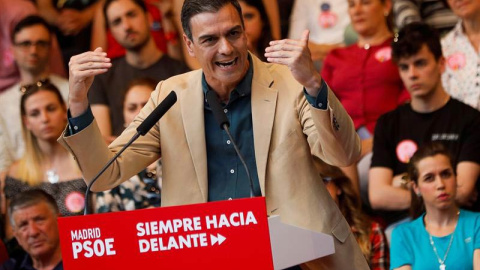 El presidente del Gobierno en funciones, Pedro Sánchez, interviene en un acto de campaña en apoyo al candidato del PSOE a la presidencia de la Comunidad de Madrid en Leganés. (EFE) El presidente del Gobierno en funciones, Pedro Sánchez, interviene en un acto de campaña en apoyo al candidato del PSOE a la presidencia de la Comunidad de Madrid en Leganés. (EFE)
