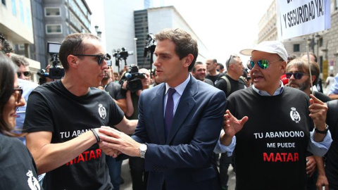 El líder de Ciudadanos, Albert Rivera (c), pasa junto a unos funcionarios de prisiones que se han manifestado este martes en las inmediaciones del Congreso de los Diputados. - EFE El líder de Ciudadanos, Albert Rivera (c), pasa junto a unos funcionarios de prisiones que se han manifestado este martes en las inmediaciones del Congreso de los Diputados. - EFE