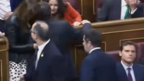 El sorprendente beso de Inés Arrimadas a Josep Rull a la entrada de los diputados electos presos El sorprendente beso de Inés Arrimadas a Josep Rull a la entrada de los diputados electos presos