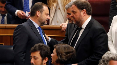 El diputado electo en prisión preventiva de ERC, Oriol Junqueras, conversa con el secretario de Organización del PSOE y ministro en funciones de Fomento, José Luis Ábalos. - EFE El diputado electo en prisión preventiva de ERC, Oriol Junqueras, conversa con el secretario de Organización del PSOE y ministro en funciones de Fomento, José Luis Ábalos. - EFE