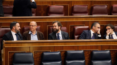 El presidente de VOX, Santiago Abascal, conversa con el diputado del PSC José Zaragoza en los escaños del Congreso de los Diputados. - EFE El presidente de VOX, Santiago Abascal, conversa con el diputado del PSC José Zaragoza en los escaños del Congreso de los Diputados. - EFE