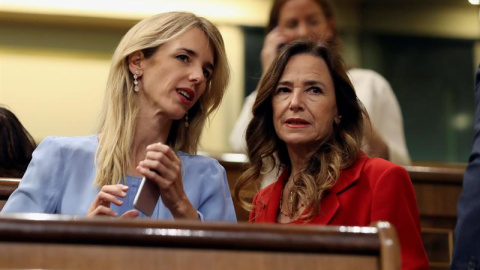 La diputada del PP por Barcelona Cayetana Álvarez de Toledo (i), en un escaño del Congreso para asistir a la constitución de la Cámara Baja de la XIII legislatura. EFE/JJ Guillen