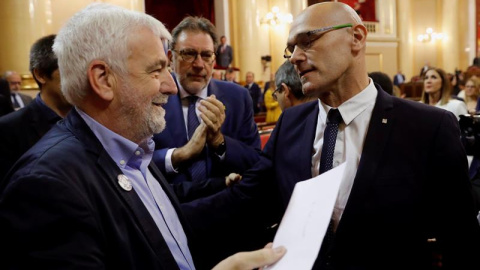 Raül Romeva,d, senador electo de ERC en prisión preventiva, a su llegada al Senado. Hoy se inicia a la XIII Legislatura. EFE / Zipi