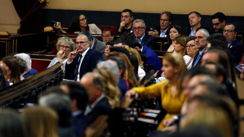 El senador electo de ERC por Barcelona Raül Romeva (2i) acompañada por Mirella Cortés (i) durante la sesión constitutiva del Senado de la XIII Legislatura. EFE / Emilio Naranjo