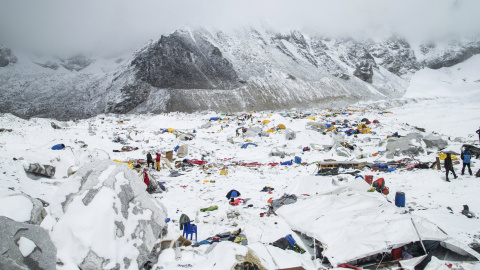 El campamento base sur del monte Everest en Nepal ha quedado en este estado tras el terremoto del sábado./ REUTERS/6summitschallenge.com