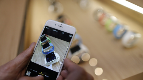 Un cliente usa su iPhone para fotografiar el nuevo Apple Watch, en una tienda de la marca en Paris. REUTERS/Christian Hartmann Un cliente usa su iPhone para fotografiar el nuevo Apple Watch, en una tienda de la marca en Paris. REUTERS/Christian Hartmann
