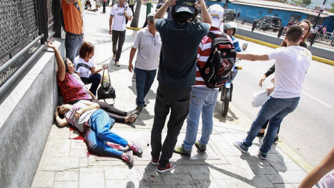 os mujeres yacen en el suelo durante un enfrentamiento entre un grupo de personas adeptas al oficialismo y personas opositoras al gobierno nacional durante la consulta popular hoy, domingo 16 de julio de 2017, en el oeste de Caracas (Venezu os mujeres yacen en el suelo durante un enfrentamiento entre un grupo de personas adeptas al oficialismo y personas opositoras al gobierno nacional durante la consulta popular hoy, domingo 16 de julio de 2017, en el oeste de Caracas (Venezu