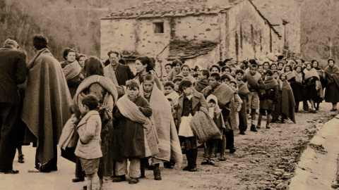 20/04/2023. Decenas de personas durante La Retirada catalana. 20/04/2023. Decenas de personas durante La Retirada catalana.