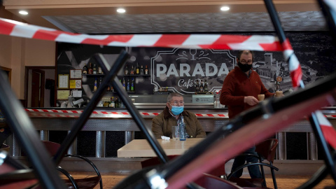 26/11/2020.- Un camarero atiende a un cliente en el interior de un bar de Verín, donde se ha reabierto la hostelería y ha finalizado el cierre perimetral. 26/11/2020.- Un camarero atiende a un cliente en el interior de un bar de Verín, donde se ha reabierto la hostelería y ha finalizado el cierre perimetral.