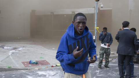 Un manifestante, afectado por el gas pimienta de la policía en medio de las protestas por la muerte de Freddie Grey. EFE