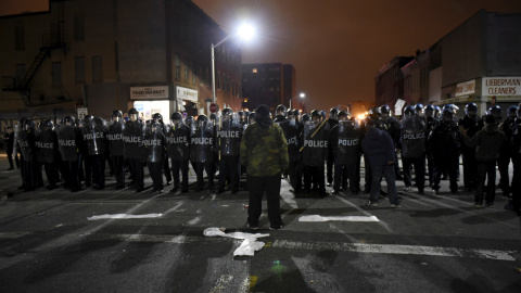 Un manifestante frente a la policía en las protestas. El pasado sábado, miles de personas en Baltimore salieron a la calle para protestar pacíficamente por la muerte de Freddie Gray a manos de la policía. REUTERS