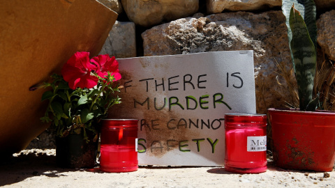 19/05/2019 - Un cartel y varias velas marcan el lugar donde fue asesinado el migrante marfileño Lassana Cisse en Malta. / REUTERS - ZAMMIT LUPI 19/05/2019 - Un cartel y varias velas marcan el lugar donde fue asesinado el migrante marfileño Lassana Cisse en Malta. / REUTERS - ZAMMIT LUPI