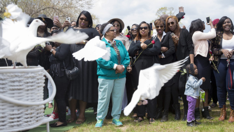Una pareja de palomas blancas vuelan en el funeral de Freddie Grey en Baltimore. EFE