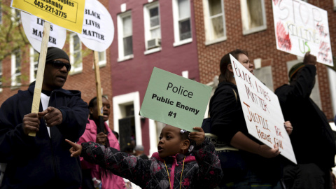 Varios manifestantes protestan frente al departamento de policía del distrito oeste de Baltimore por la muerte de Freddie Grey el 25 de abril. REUTERS