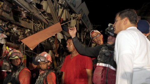 El presidente de Ecuador visita una de las zonas afectadas por el seísmo.- REUTERS El presidente de Ecuador visita una de las zonas afectadas por el seísmo.- REUTERS