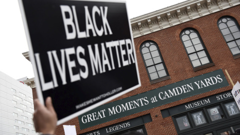 Un manifestante sostiene un cartel que dice: "La vida de los negros importa", en protesta por la muerte de Freddie Grey en Baltimore. REUTERS