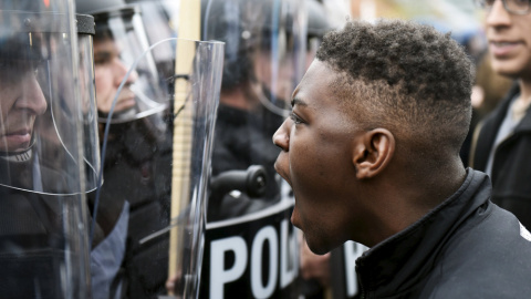 Un manifestante se enfrenta a la policía durante las protestas de Baltimore. REUTERS