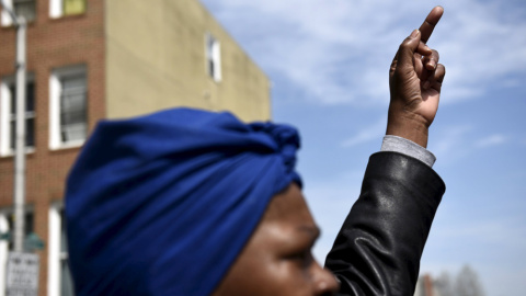 Una manifestante protesta frente al departamento de policía del distrito oeste de Baltimore por la muerte de Freddie Grey el 25 de abril. REUTERS