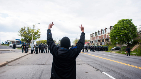 Un manifestante frente a la policía en las protestas por la muerte de Freddie Grey. EFE