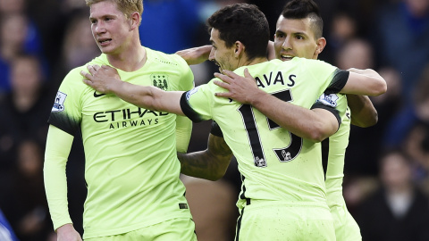 Agüero celebra con De Bryne y Navas uno de sus goles contra el Chelsea. /REUTERS Agüero celebra con De Bryne y Navas uno de sus goles contra el Chelsea. /REUTERS